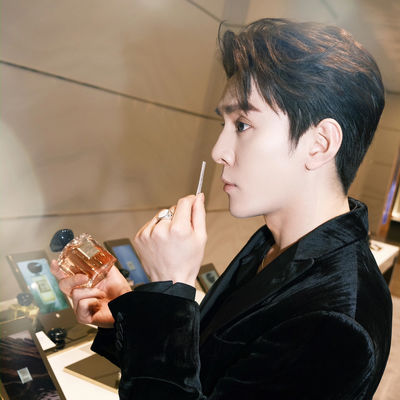 A guided tour of L’Exposition Armani led by Austin Li which was broadcast on Armani Beauty’s Tmall official store, Shanghai