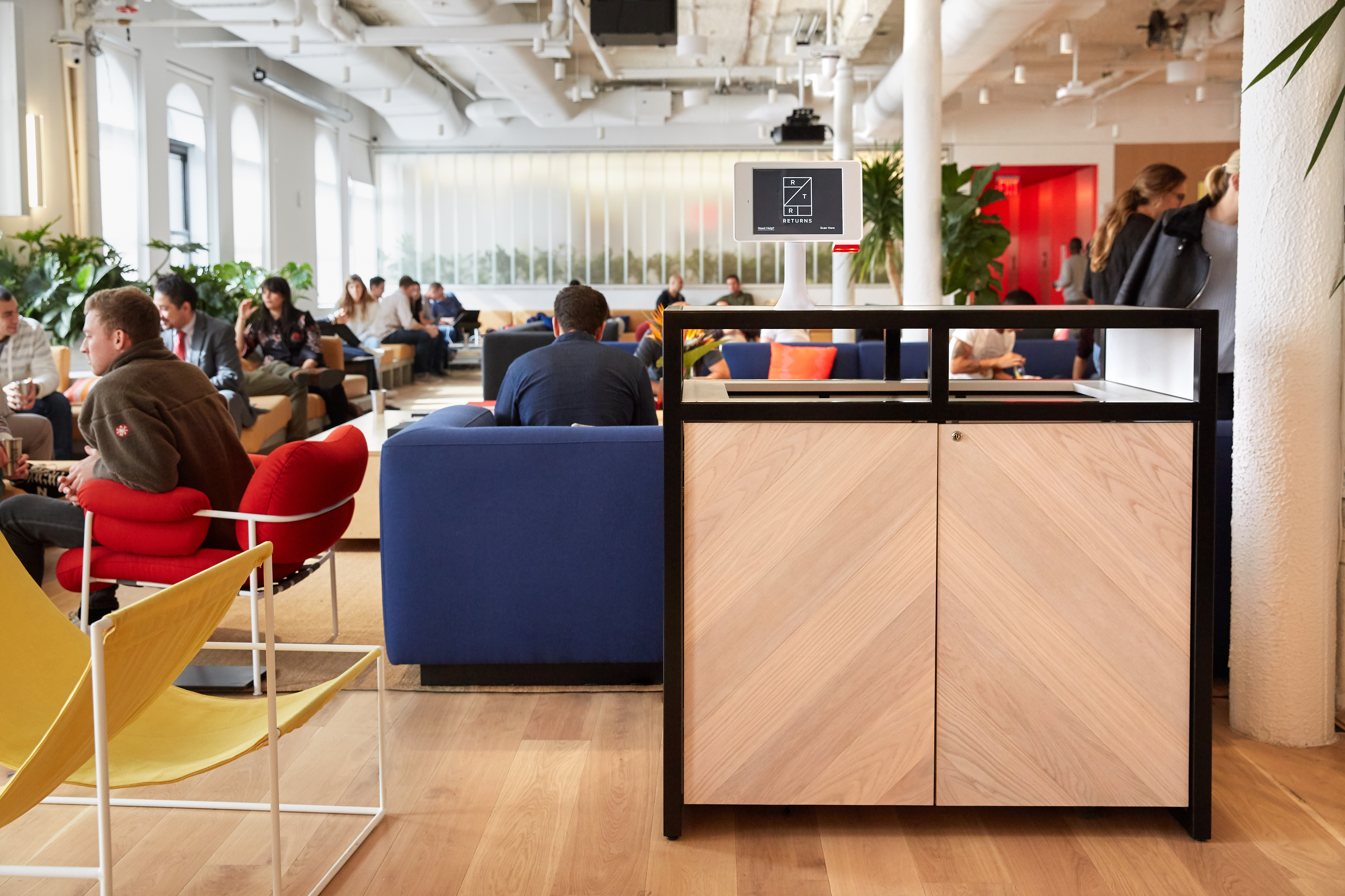 LSN News Uniqlo replaces warehouse staff with robots