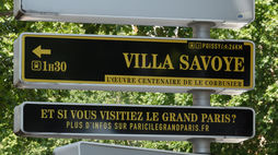 These signs encourage tourists to discover Paris’ suburbs